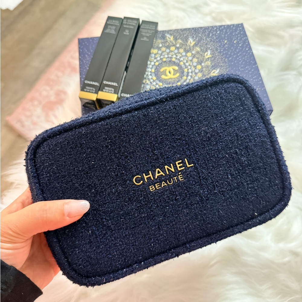 Chanel Holiday 2025 Eyes To Impress Set with Makeup Bag - Picture 8 of 12